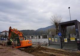 Las obras previas al cambio de la pasarela han obligado a acotar parte del parque de La Llera.