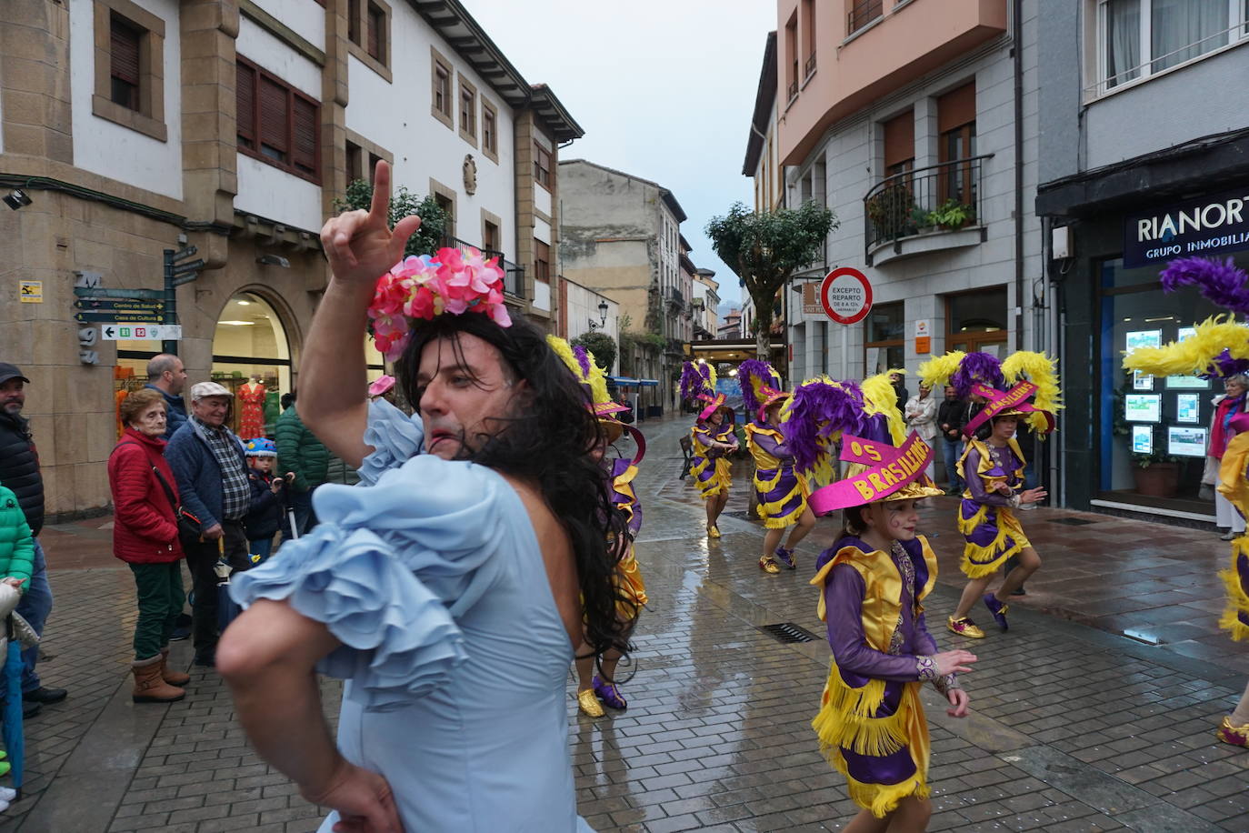 Diversión y colorido en el carnaval de Cangas de Onís