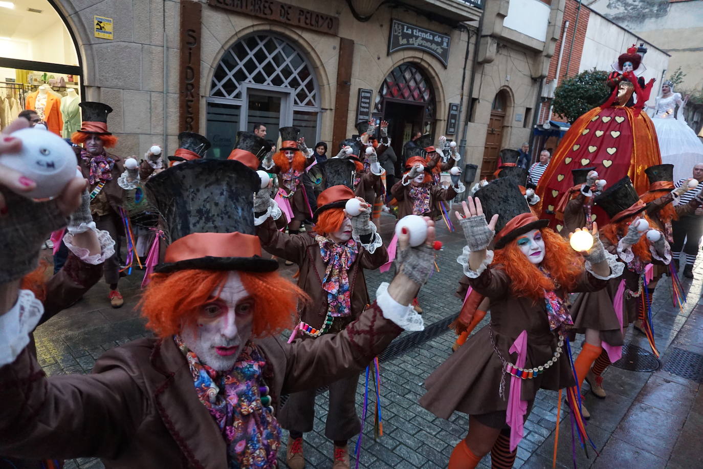 Diversión y colorido en el carnaval de Cangas de Onís