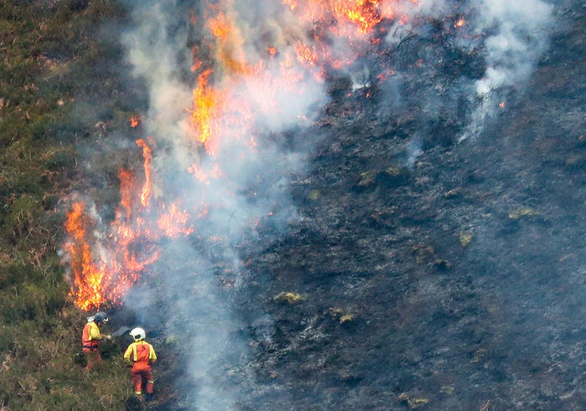 Dos bomberos atacan un fuego declarado en el concejo de Ribadesella.