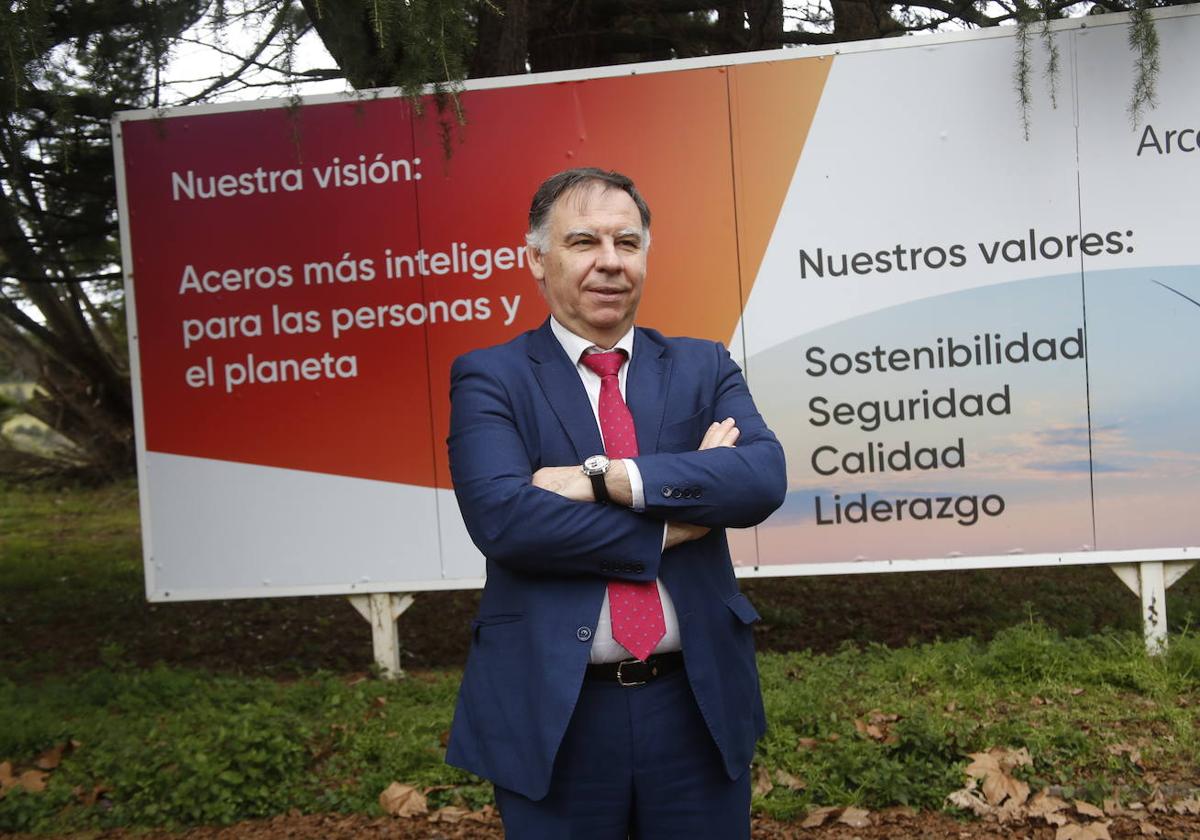 Javier Ponce, en La Granda, tras visitar el centro de I+D de Arcelor.