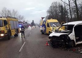 La dotación de bomberos procedió a la excarcelación del conductor de la furgoneta de reparto de pan.