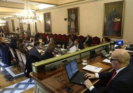 Uno de los momentos iniciales del Pleno del Ayuntamiento de Oviedo del mes de febrero.