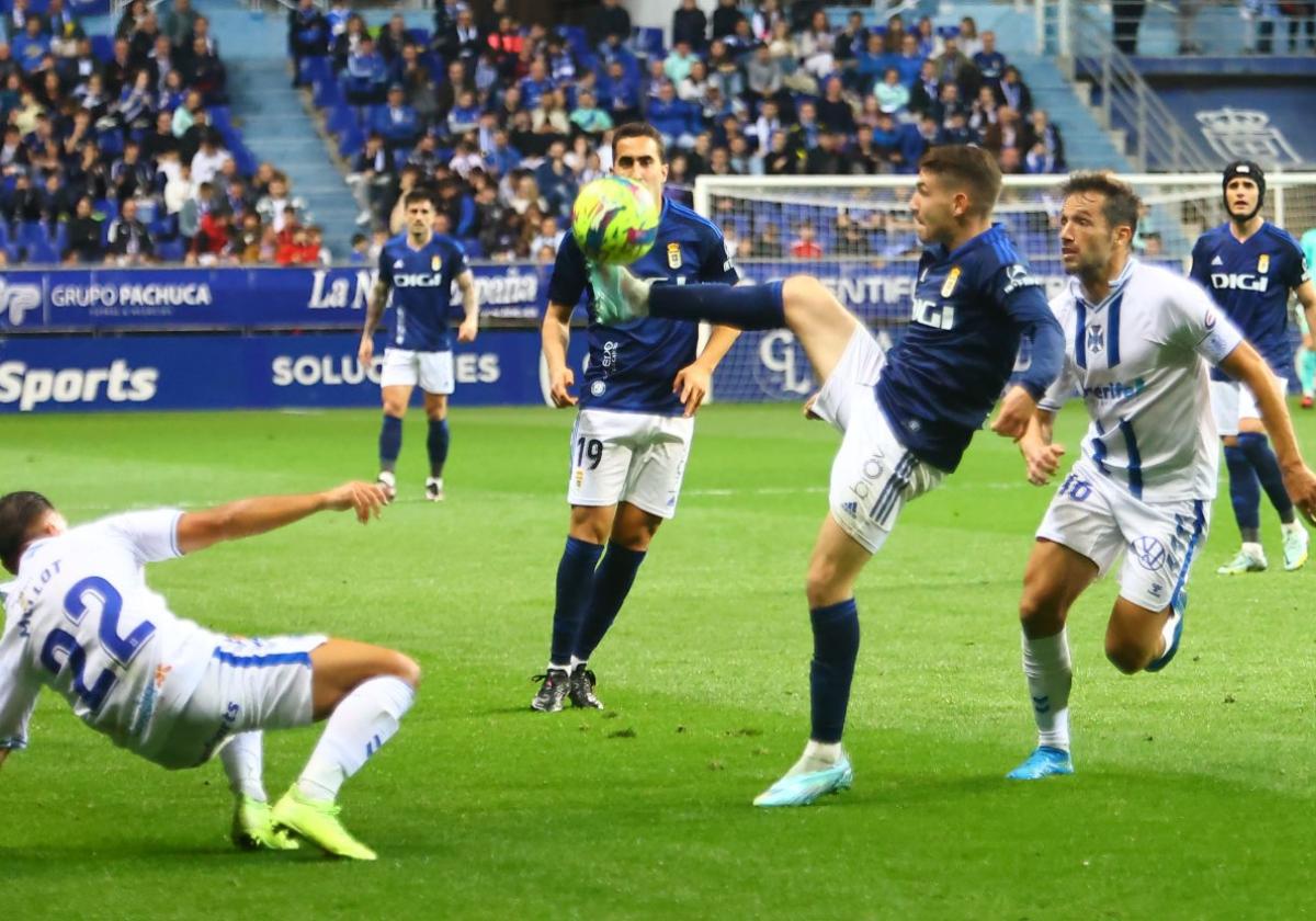 Manu Vallego trata de rematar en el partido del pasado viernes ante el Tenerife en presencia del exoviedista Aitor Sanz.