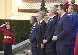 De izquierda a derecha, Miguel Ángel Revilla, Íñigo Urkullu, Alfonso Rueda y Adrián Barbón, en la escalinata del Palacio de Ajuria Enea, en Vitoria, antes de comenzar la reunión.