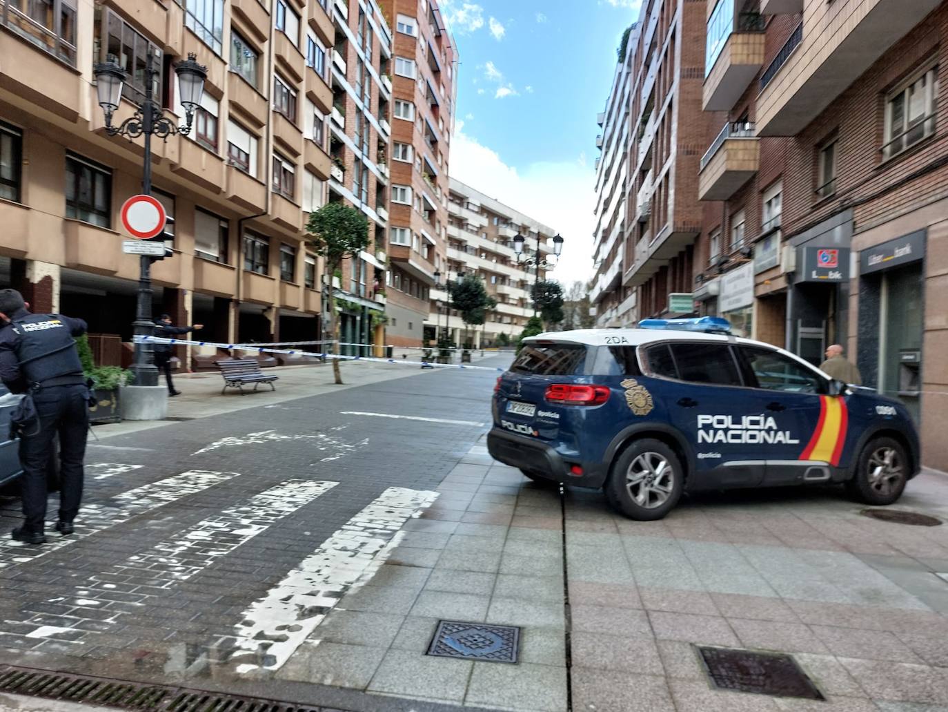 Agentes de la Policía Nacional precintan la calle Santa Eulalia para evitar el paso por la posibilidad de desprendimientos.