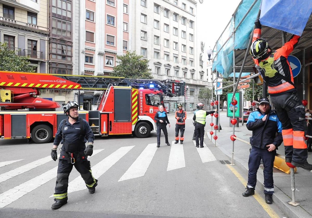 El viento deja un reguero de daños en Gijón