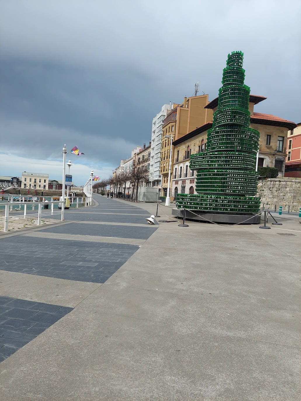 El viento deja un reguero de daños en Gijón