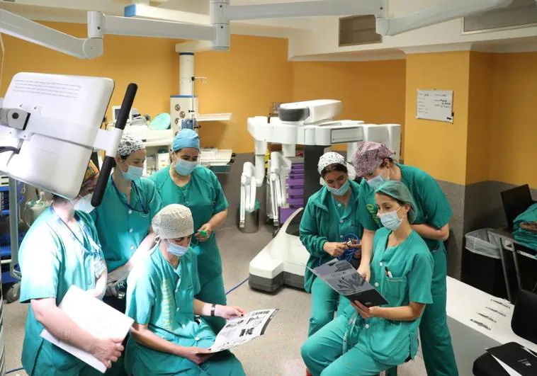 Cirujanos del servicio de Urología del Hospital Universitario Central de Asturias (HUCA) y de enfermería de Cabueñes que asistieron a la primera de las sesiones de formación.