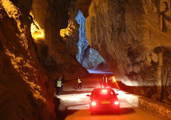 Para llegar al pueblo riosellano de Cuevas del Agua hay que atravesar una cueva.