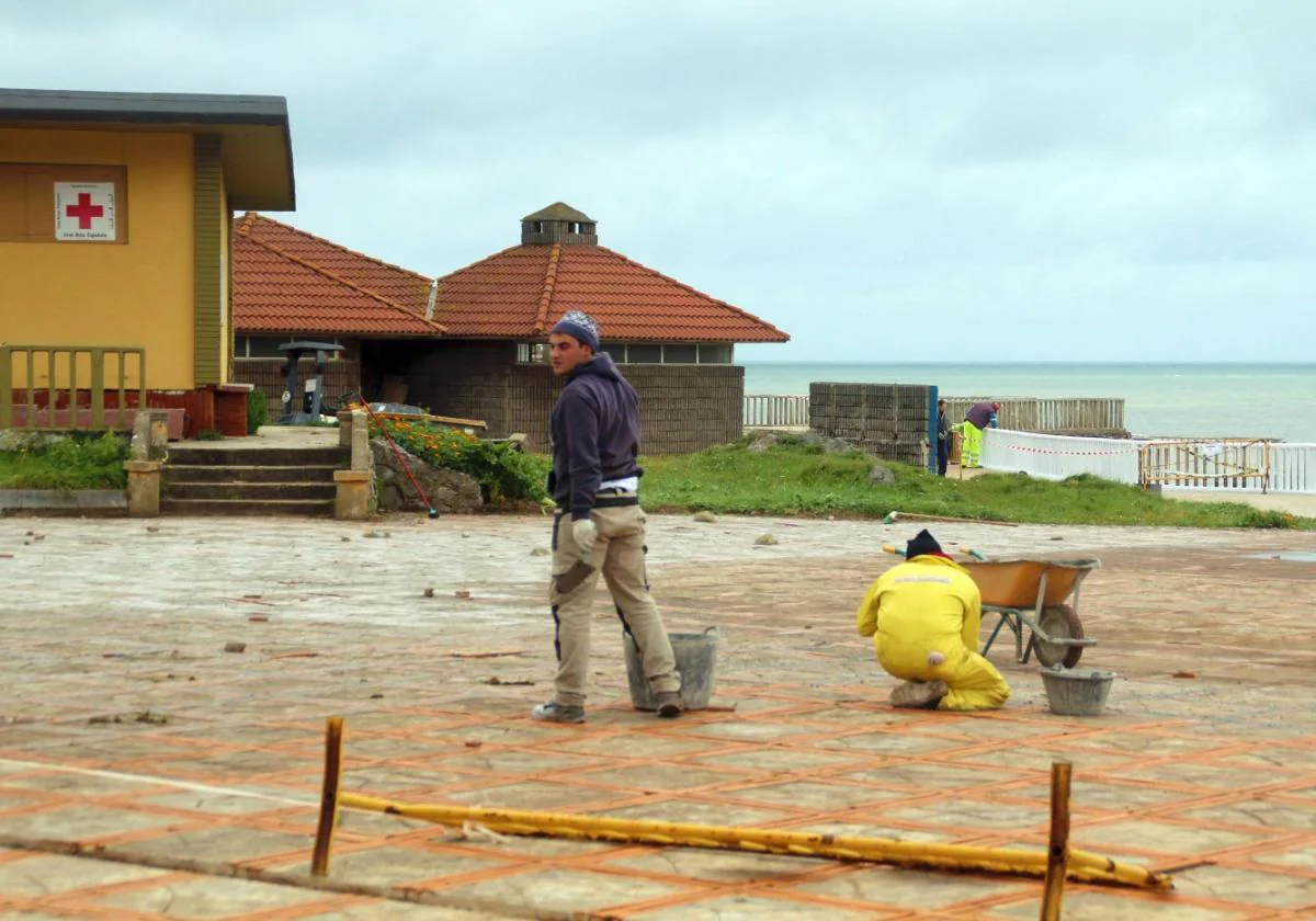 Operarios durante unas obras realizadas en 2014 en Perlora.