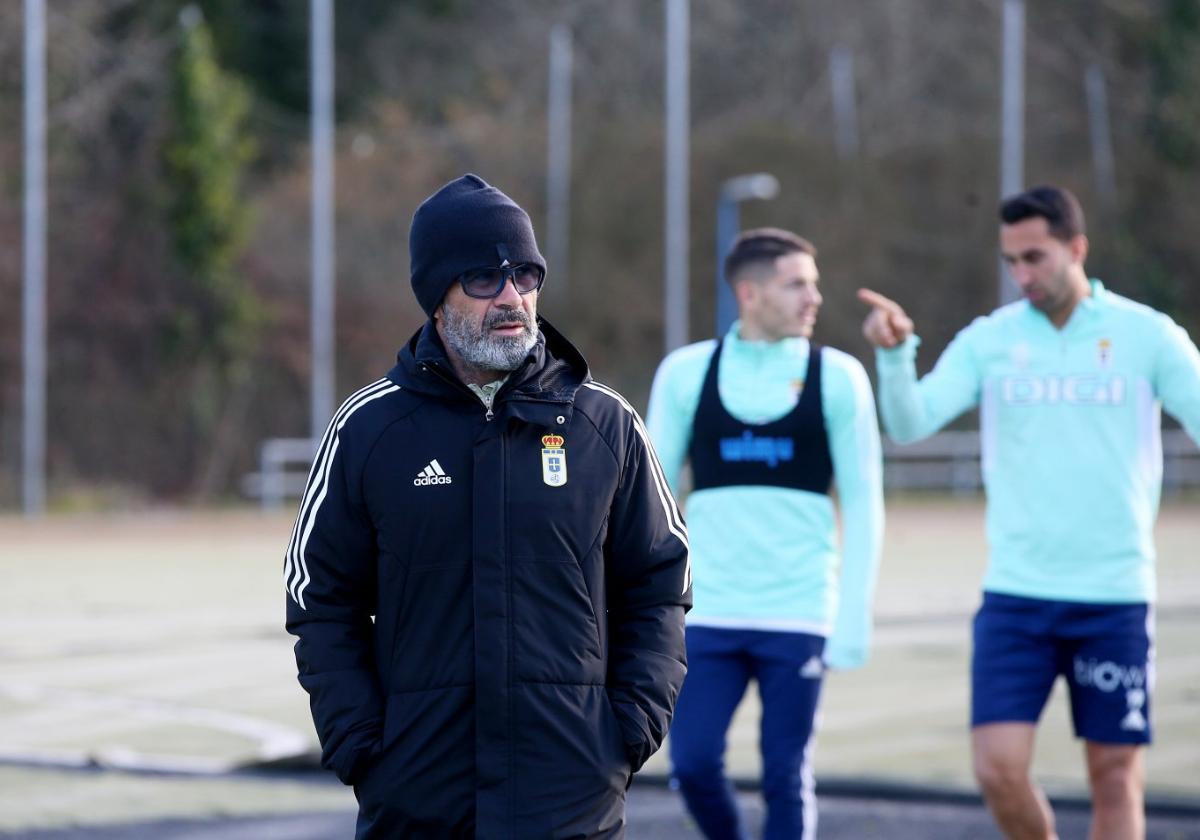 Álvaro Cervera, que cumplió el pasado viernes 20 encuentros en el banquillo azul, dirigiéndose a un entrenamiento del equipo en El Requexón.