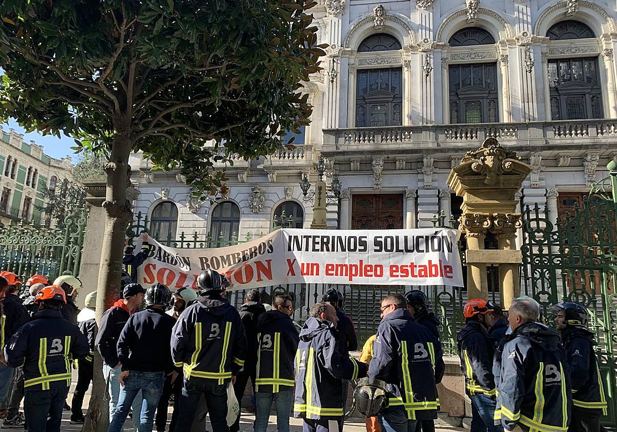 Los Bomberos del Sepa que se han manifestado hoy frente a la Junta General del Principado.