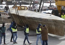 Policías y guardia civiles, junto al narcosubmarino en el muelle de O Xufre, en Arousa.