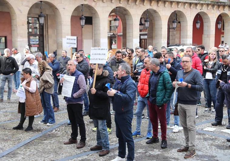 Protesta de policías locales de Gijón frente al Ayuntamiento.