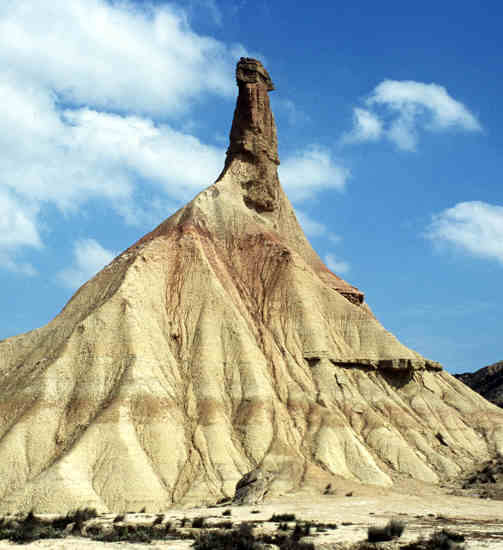 Navarra guarda entre su naturaleza uno de los parques naturales más peculiares de la península ibérica. Sus formaciones rocosas, compuestas de arcilla, yeso y arenisca y modeladas por la erosión del viento, son el principal atractivo de este conjunto declarado Reserva de la Biosfera.