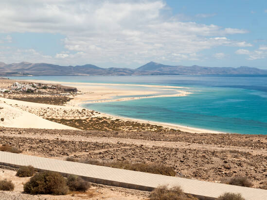 Es una de las más conocidas de Fuerteventura: 9 kilómetros de arena cuya anchura varía dependiendo de las mareas. Cuando hay bajamar, el lugar se convierte en un enorme banco de arena que deja atrás pequeños charcos y cuando sube la marea, en ella se genera en la orilla una enorme laguna ideal para practicar algunos deportes como el kitesurf o windsurf.