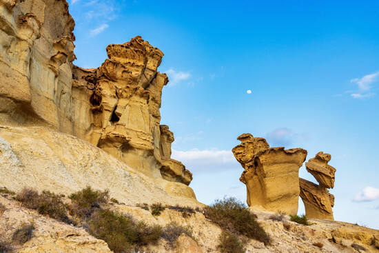 Acercarse hasta la playa de esta pedanía de Mazarrón tiene como recompensa disfrutar de las curiosas formaciones rocosas que el viento y la erosión han ido esculpiendo. Lo caprichoso de su estampa y de su contraste con el mar lo convierten en una especie de museo de escultura natural al aire libre.