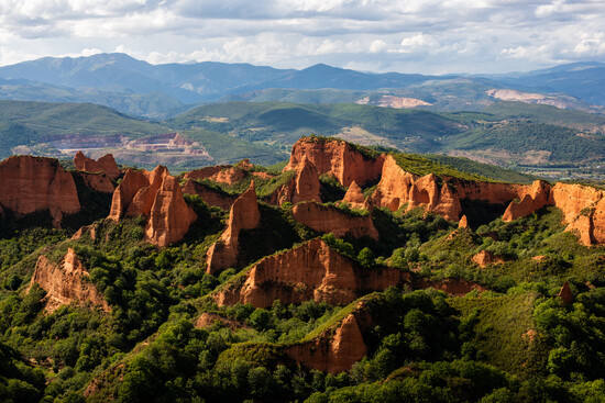 Declarado Patrimonio de la Humanidad en 1997, este conjunto de colinas rojizas que se entremezclan con la vegetación forma una de las maravillas naturales de El Bierzo, en León. La visita cuenta con un aula arqueológica donde se explica la historia del lugar, también hay varias rutas que recorren la zona y se puede acceder al mirador de la Orellán, desde donde se obtienen las mejores vistas del lugar.