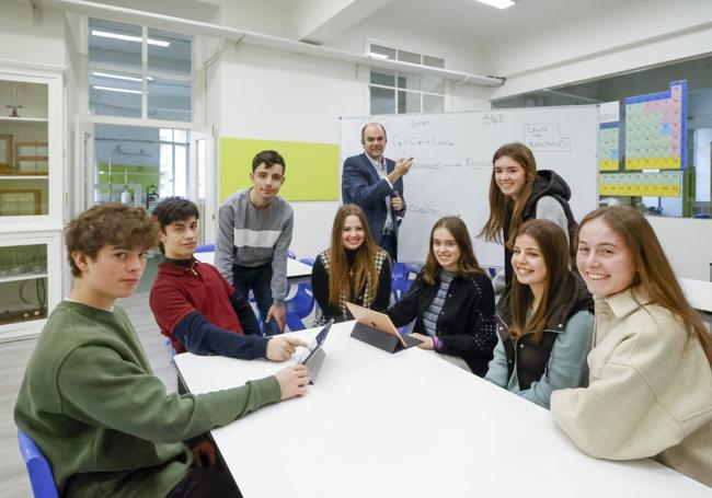 Los participantes del centro Gijonés y su tutor.