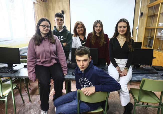 Los estudiantes del IESDoctor Fleming con su tutora.