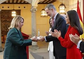 Los Reyes entregan su acreditación a Patricia Urquiola.