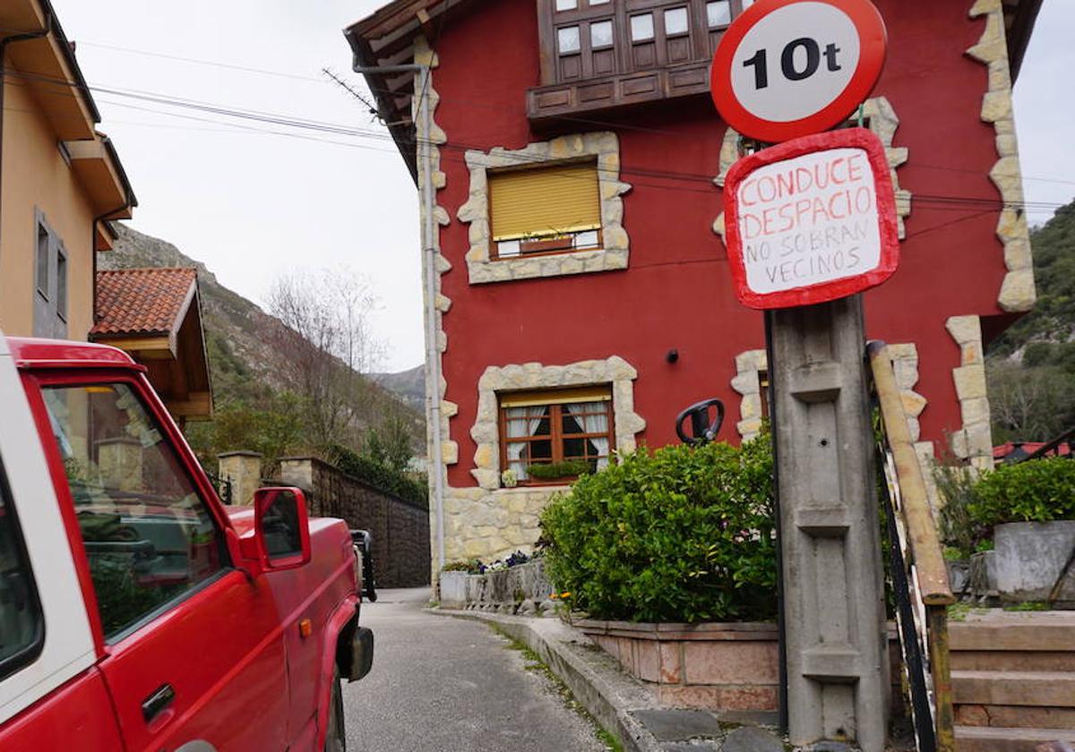 «Sorna» cabraliega contra el exceso de velocidad: «Conduce despacio. No sobran vecinos»
