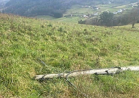 Imagen secundaria 1 - Tendido eléctrico y postes.