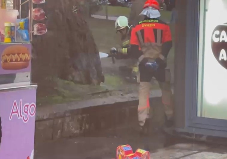 Bomberos trabajando en la extinción del fuego.