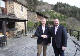 El presidente de la Xunta, Alfonso Rueda y el presidente del Principado, Adrián Barbón, esta mañana en Taramundi.