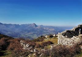 El valle de Ardisana, precioso, se contempla a vista de pájaro desde las laderas del cerru Llabres