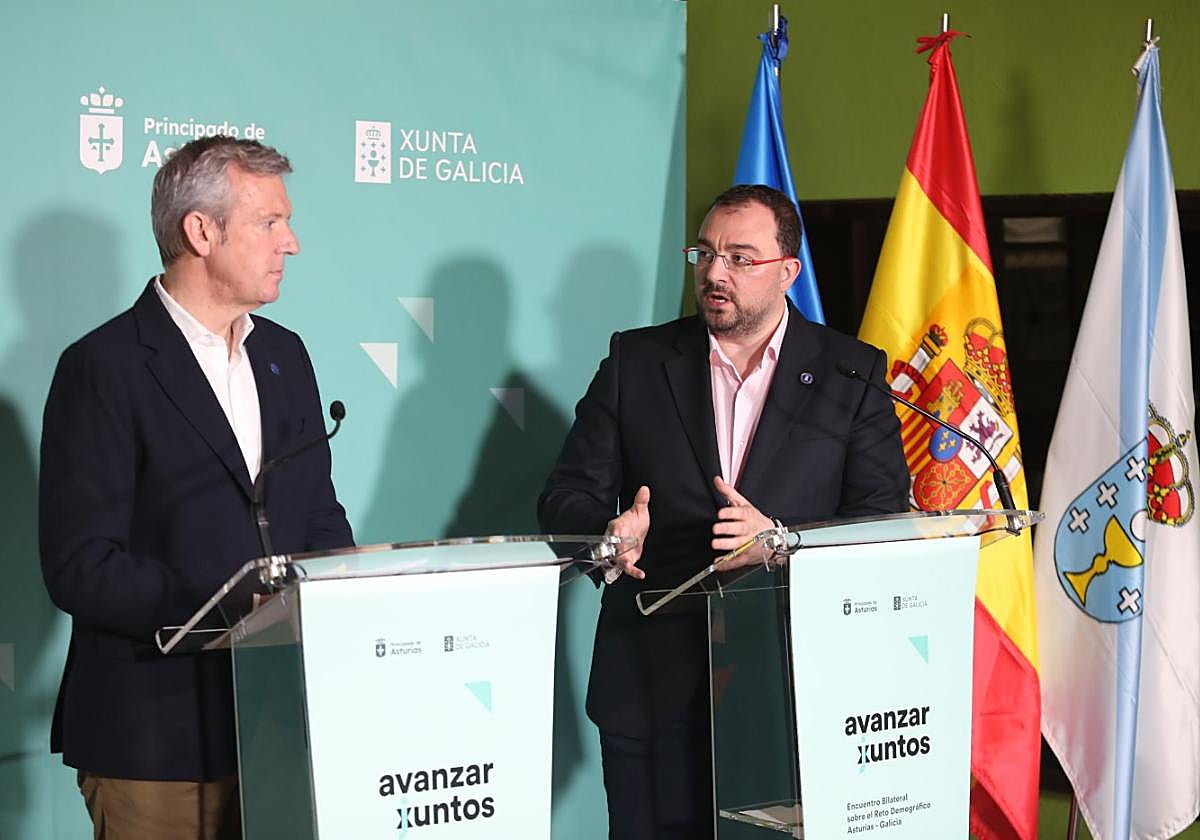 Barbón se dirige a Rueda durante un momento de su comparecencia conjunta en La Rectoral.