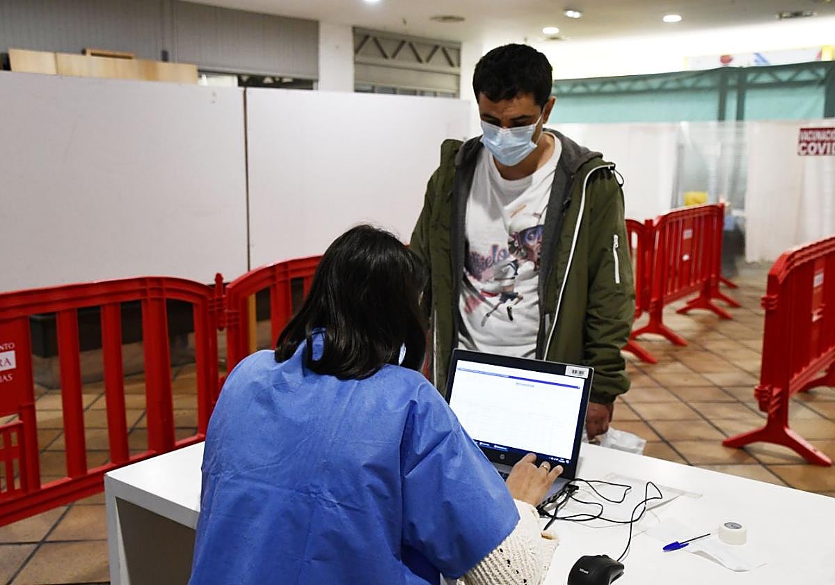 Un hombre acude a vacunarse a Parque Astur.