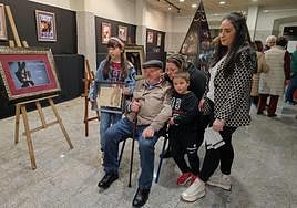 Manolo Barro recoge el título junto a su familia.