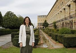 La profesora María Mitre, en los jardines de la Universidad Laboral.