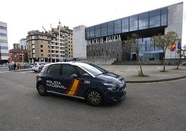 Un coche de la Policía Nacional, este sábado, frente al Palacio de Justicia de Gijón, por donde pasaron los investigados para luego ingresar en prisión.