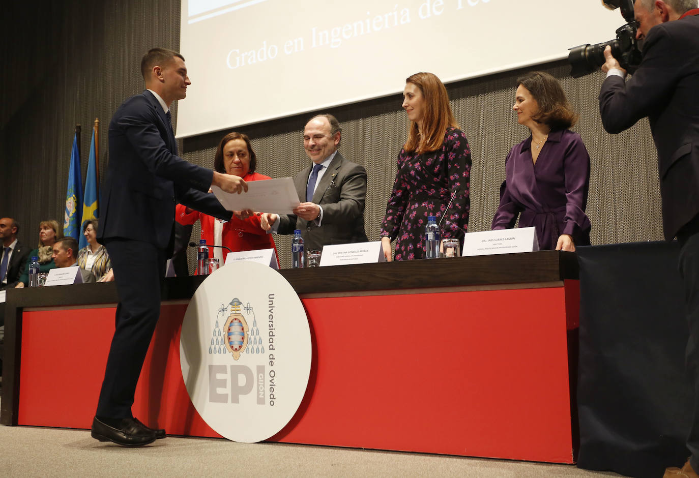 Entrega de diplomas en la Escuela Politécnica