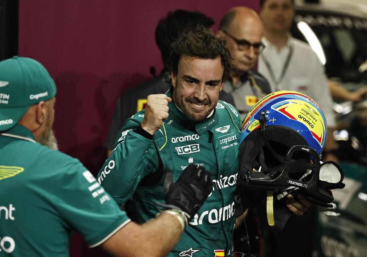 Fernando Alonso celebra con su equipo su segundo puesto en la parrilla de salida.