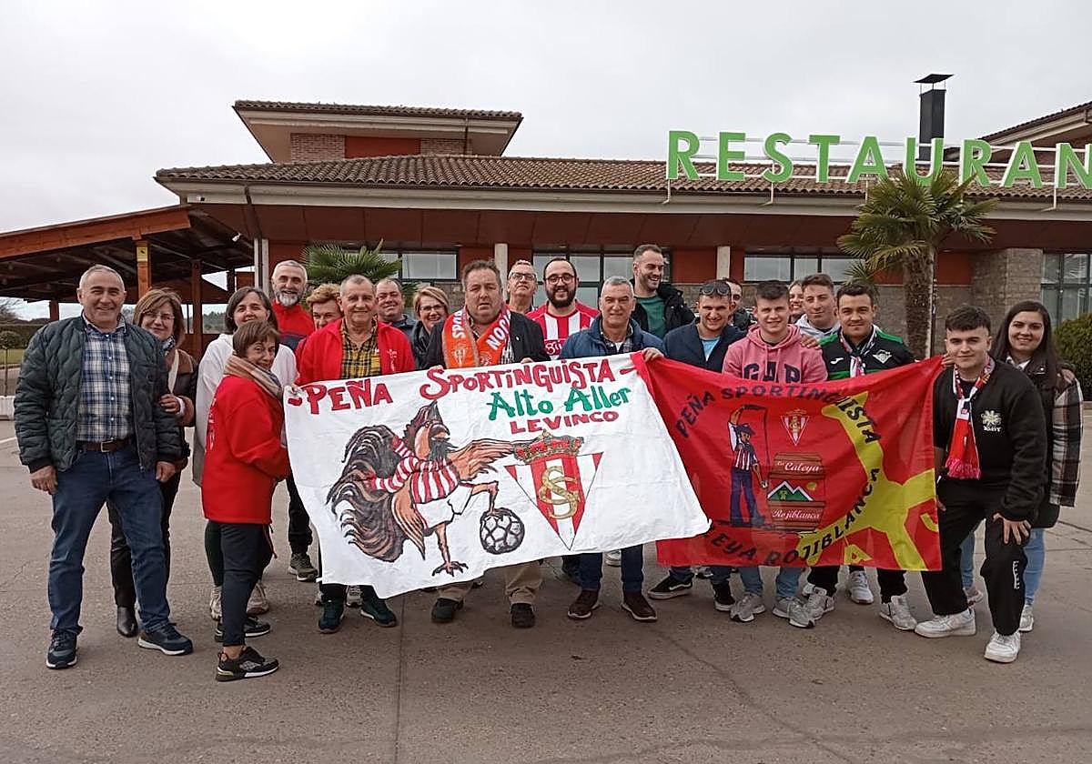 Las peñas sportinguistas Alto Aller y La Caleya Rojiblanca, en una parada técnica en mitad del camino, antes de llegar a Burgos.