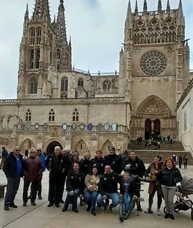 Imagen secundaria 2 - Arriba, la peña sportinguista Nacho Cases, en su visita a las Bodegas Palacio de Lerma, con los 'Manolos' al frente de la expedición, llevó a Burgos a 66 personas. Abajo a la izquierda, Juan Ahuja, de Los Gemelos, con José Luis R. Schütze, Ramón Fernández, Marta Hernando, Ceínos y Eugenia Álvarez, en la plaza del Cordón. A la derecha, La peña El Castillo de Salas, delante de la Catedral de Burgos. 