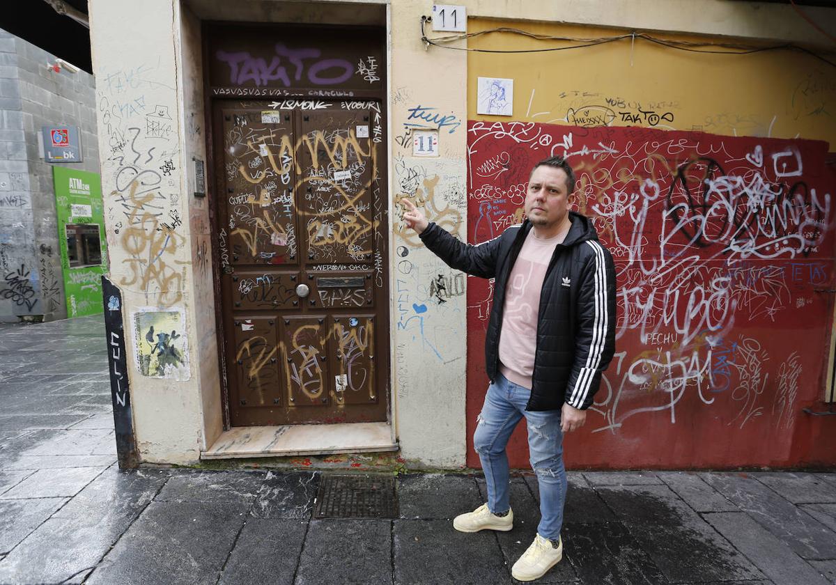 Las pintadas degradan el barrio histórico de Cimavilla