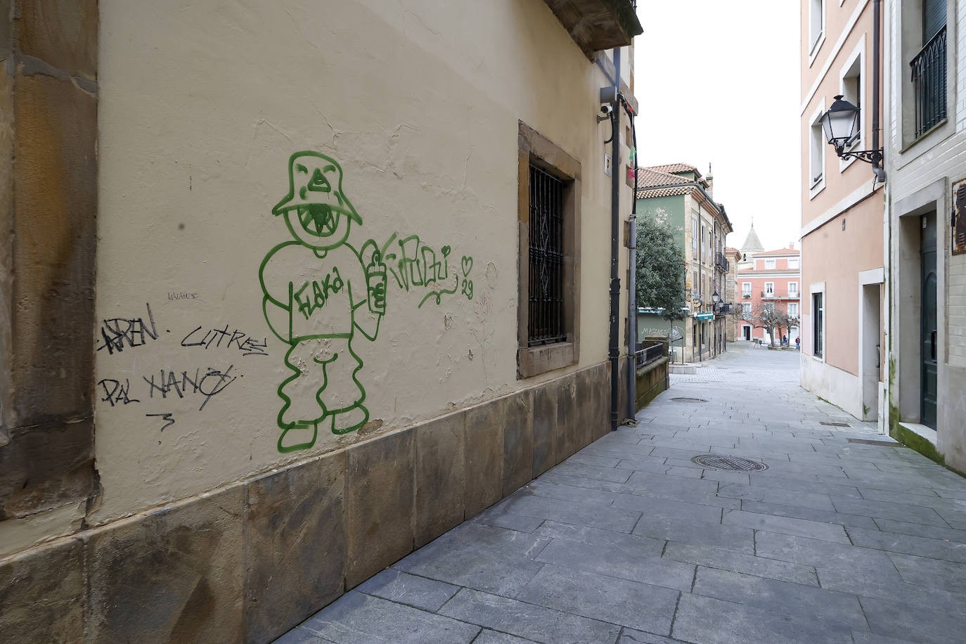 Las pintadas degradan el barrio histórico de Cimavilla