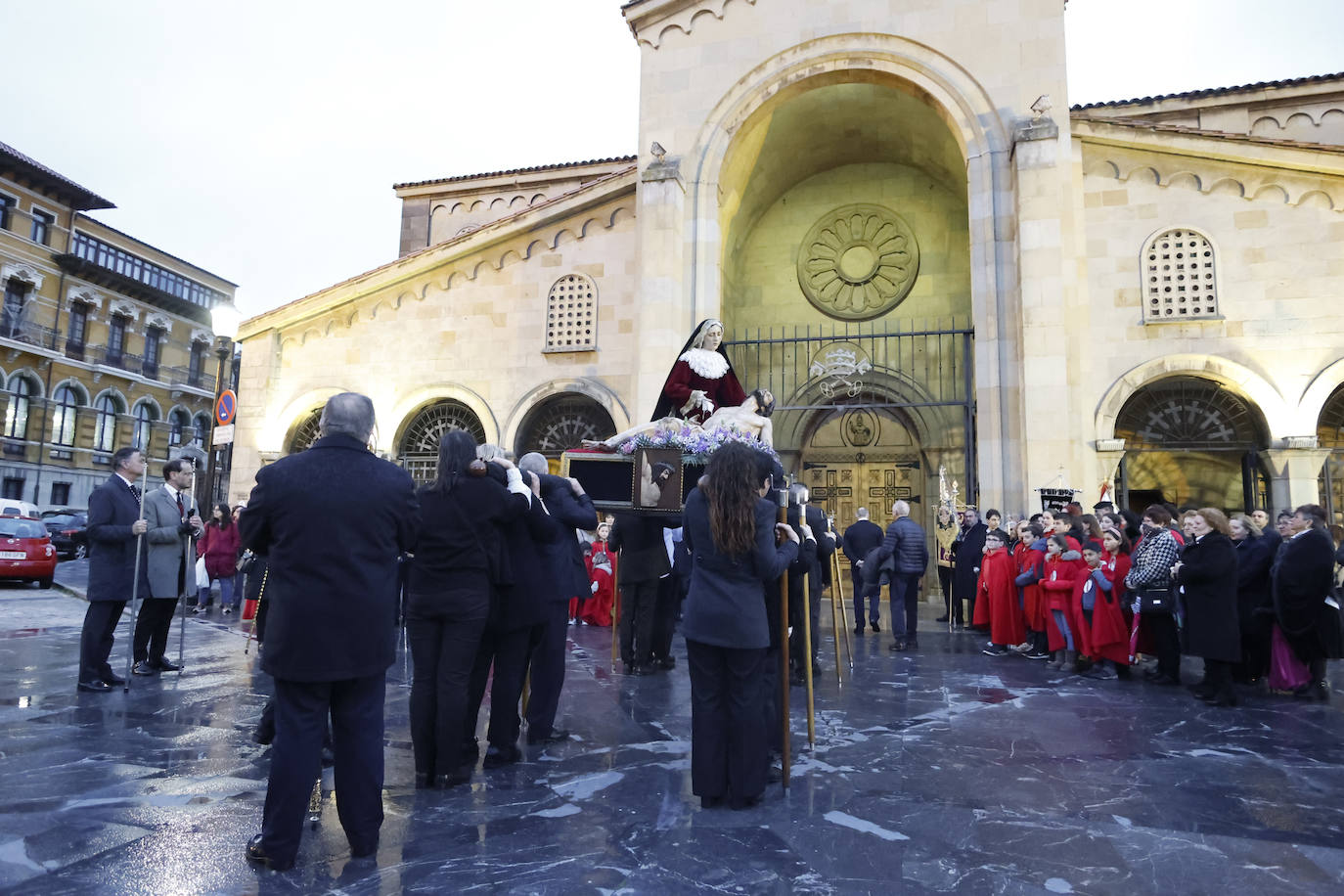 El traslado de la imagen de La Piedad anticipa las procesiones