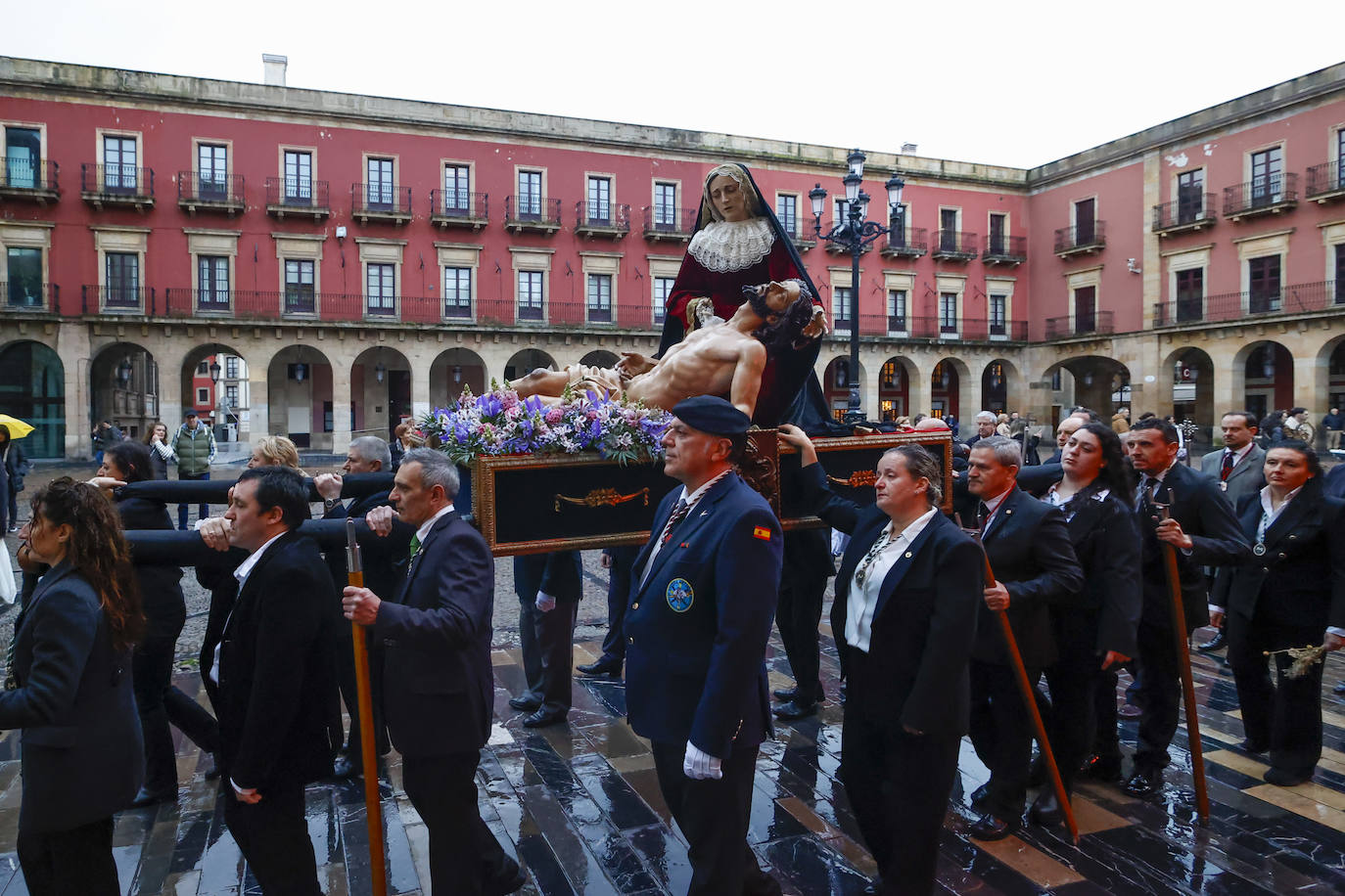 El traslado de la imagen de La Piedad anticipa las procesiones