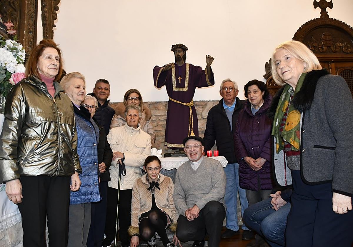 Algunos de los fieles participantes en la iniciativa, ayer en la iglesia de Cancienes junto al párroco.