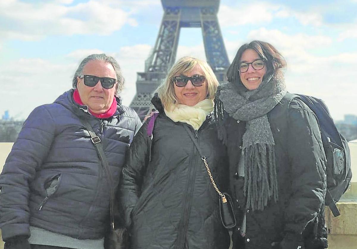 A la derecha, Isabel Álvarez, acompañada de sus padres, Manolo y Carmen, en París.