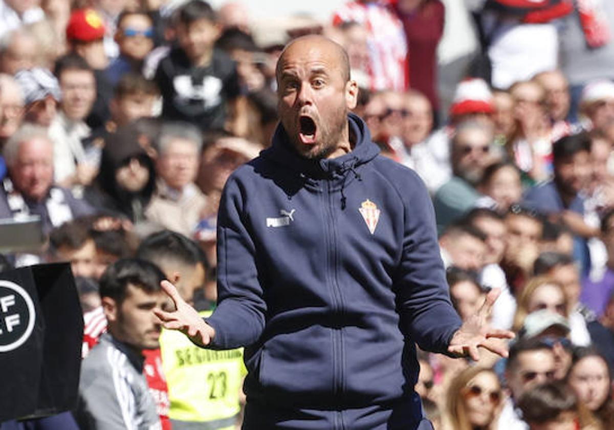 Miguel Ángel Ramírez protesta ante una falta señalada a Varane.