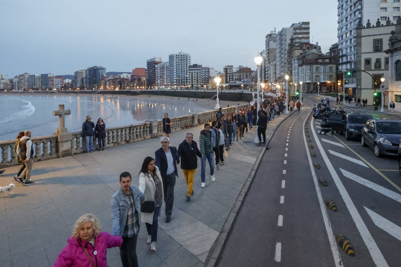 Cadena humana contra el racismo en Gijón