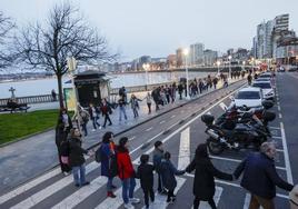 Cadena humana contra el racismo en Gijón