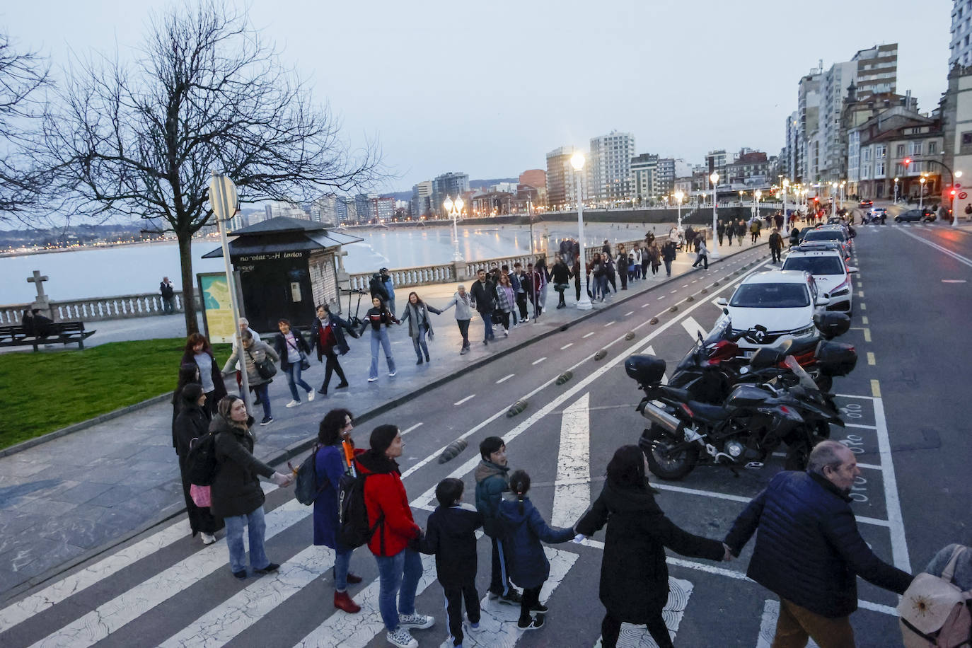 Cadena humana contra el racismo en Gijón